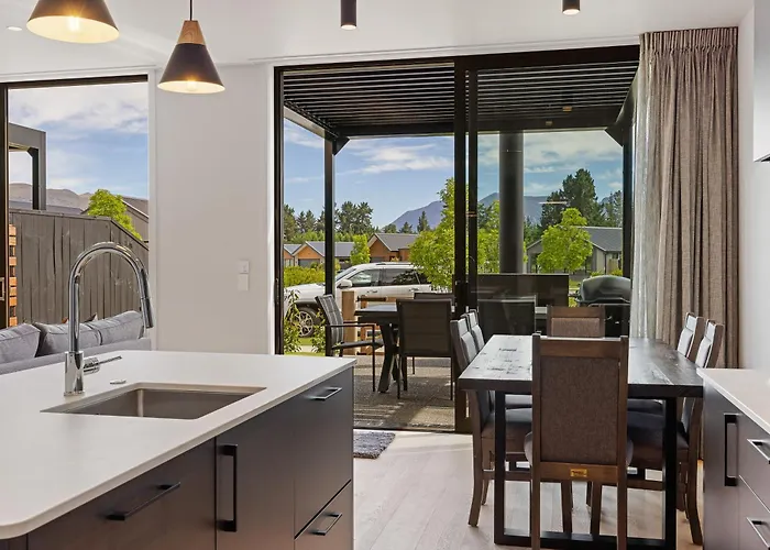 Luxurious Townhouse Just Minutes From Wanaka