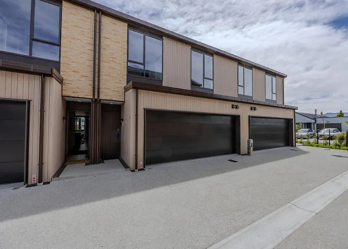 Luxurious Townhouse Just Minutes From