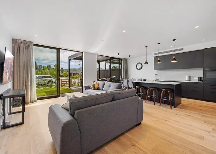 Luxurious Townhouse Just Minutes From Holiday home Wanaka